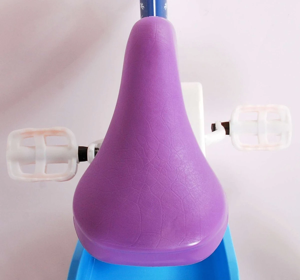 Volare Disney Frozen Kinderfiets - Meiden - 12 Inch - Blauw Paars - Doortrapsysteem 7 Volare Disney Frozen Kinderfiets - Meiden - 12 Inch - Blauw Paars - Doortrapsysteem - Afbeelding 5