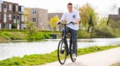 Amigo E-Vibe D1 - Elektrische Stadsfiets Voor Heren - Met 7 Versnellingen - Matgrijs -Beste Fietsen Winkel 1200x654