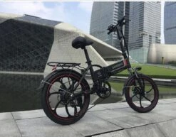 Samebike Elektrische Vouwfiet - Shimano 7 Speed Derailleur - 48V/ 10Ah Lithium Batterij - Aluminium -sportief/modern - 35km/u - Wit -Beste Fietsen Winkel 1200x937